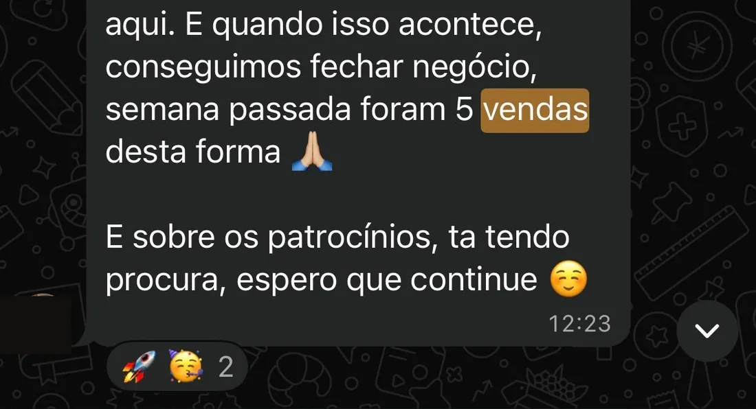 Cliente relata cinco vendas fechadas na semana anterior e procura crescente por patrocinios